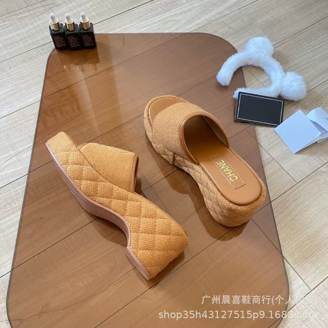Sandalias de mujer de moda estilo Chanel, nueva plataforma de plataforma de punto de cuña de una línea para el Tercer Joven Maestro de verano 2026