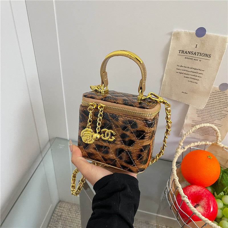 Bestsellers de comercio exterior: bolso pequeño cuadrado con estampado de leopardo, bolso cruzado de un solo hombro estilo estilo Chanel brillante, bolso caja con cadenas bordados con diamantes