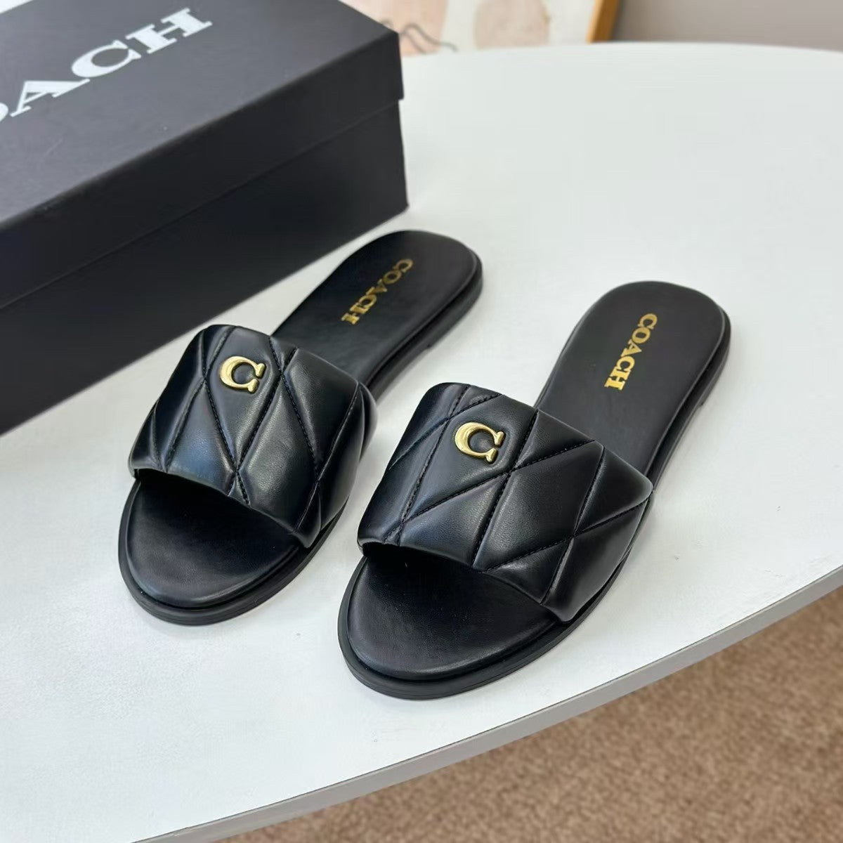 Verano 2025 Nuevas chanclas de tira sencilla europeas y americanas: sandalias de abrigo de diamante de punta redonda plana de color sólido, versátiles y cómodas para el día a día