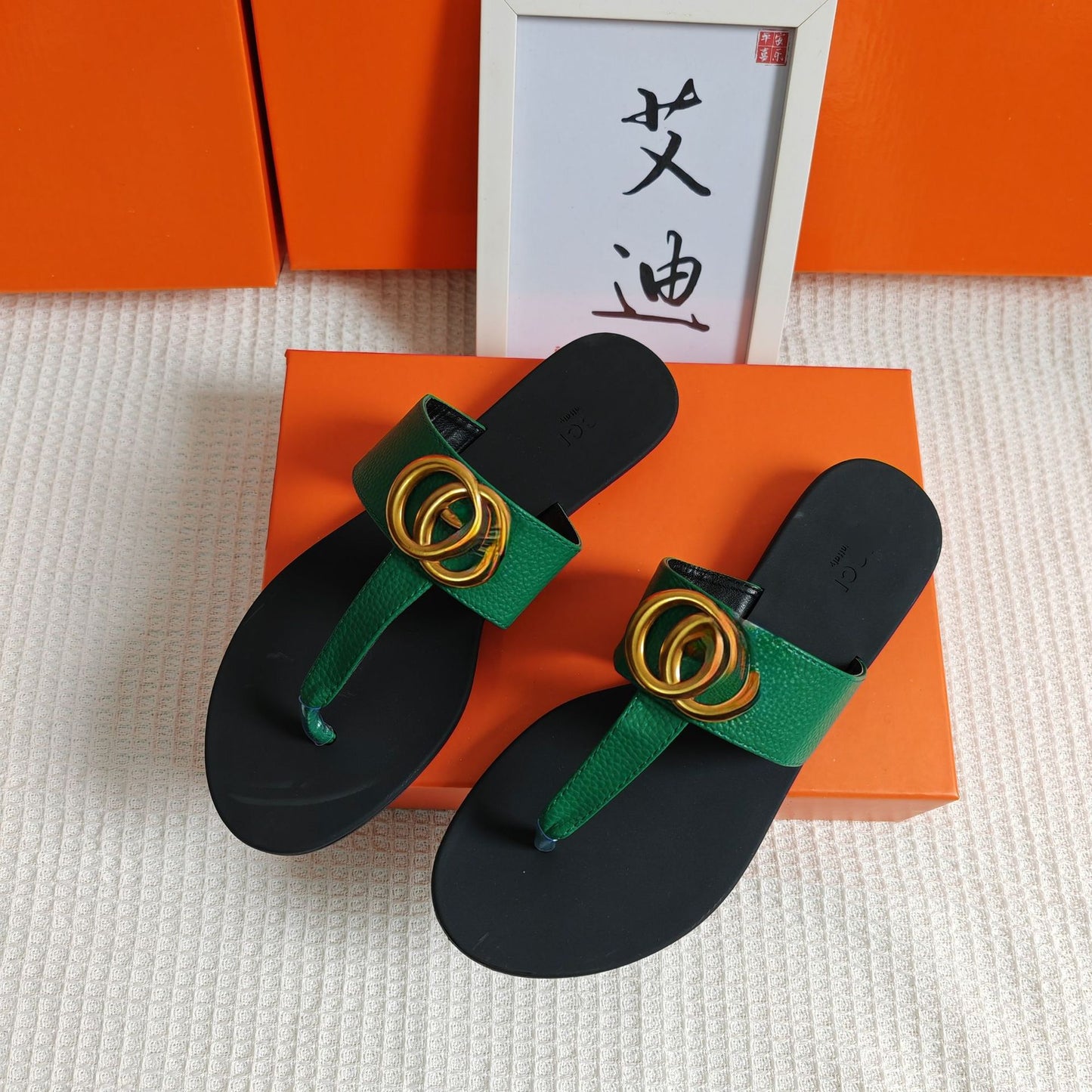 En stock, sandalias de herrajes superventas en Europa y Estados Unidos de forma transfronteriza, sandalias planas de moda y fabricantes de sandalias al por mayor