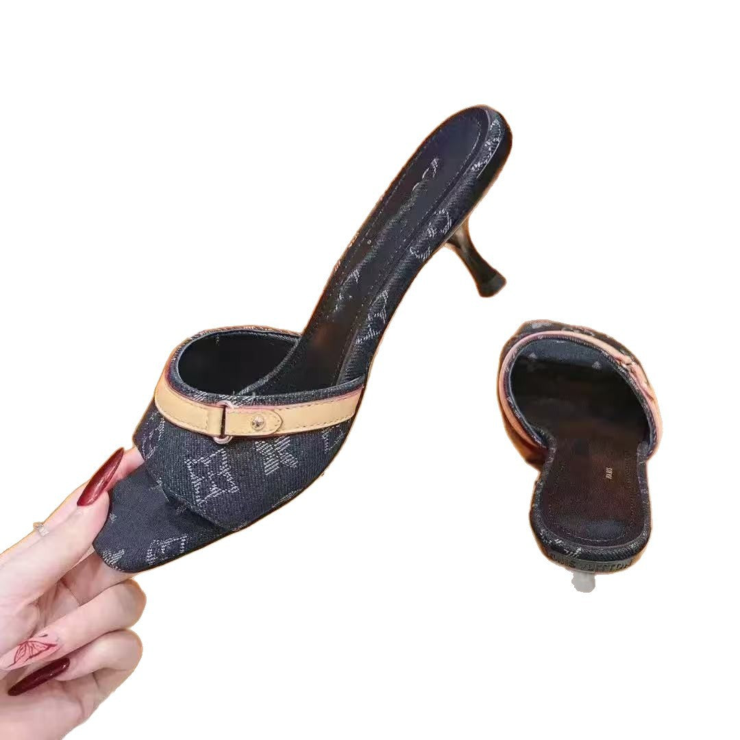 Nuevos vaqueros de primavera y verano europeo y americano 2025 con sandalias de punta abierta, zapatos clásicos de tacón de gato estampados para mujer