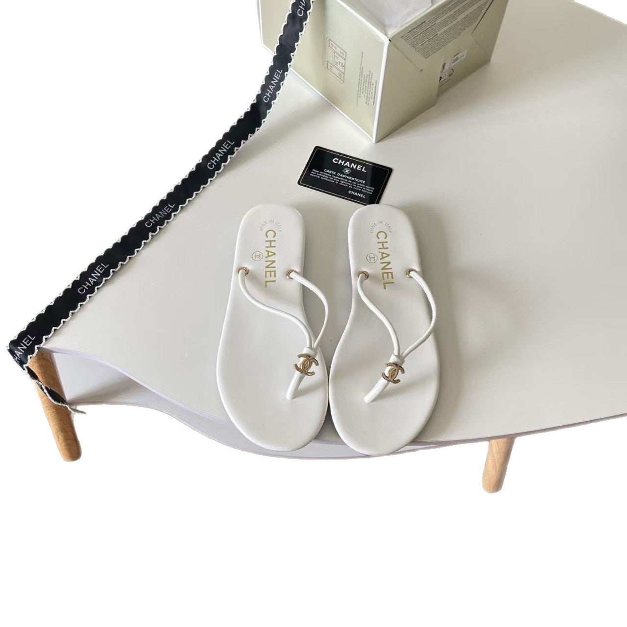 Verano 2026 Nuevas chanclas doradas estilo Chanel para mujer, vacaciones al aire libre junto a la playa Sandalias de puntera transfronteriza