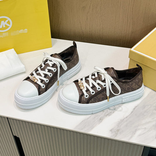 Zapatos informales de moda europea y estadounidense 2025 nuevo zapato blanco de cuero con cordones con hebilla metálica tendencia transfronteriza en la línea lateral
