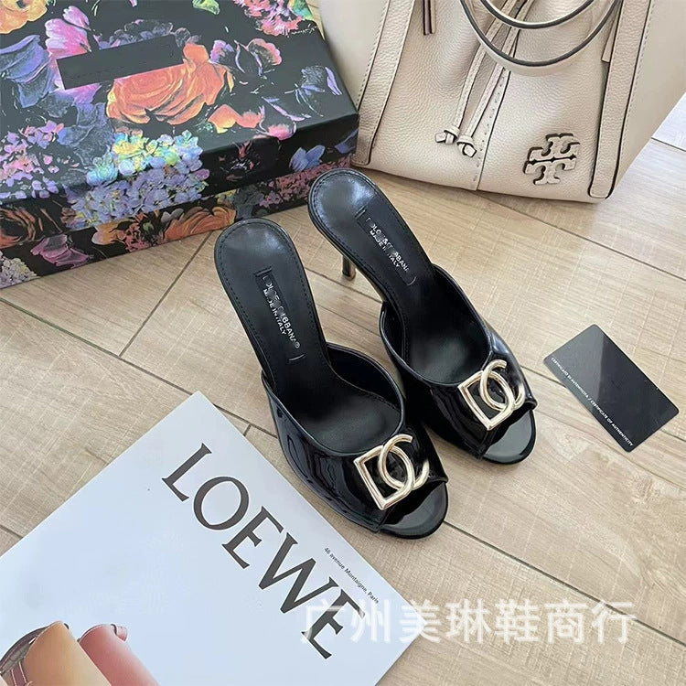 Zapatillas europeas y americanas DG con boca de pez para mujer, prendas metálicas de charol con botones, tacones altos de punta redonda de moda y sandalias rectas de verano