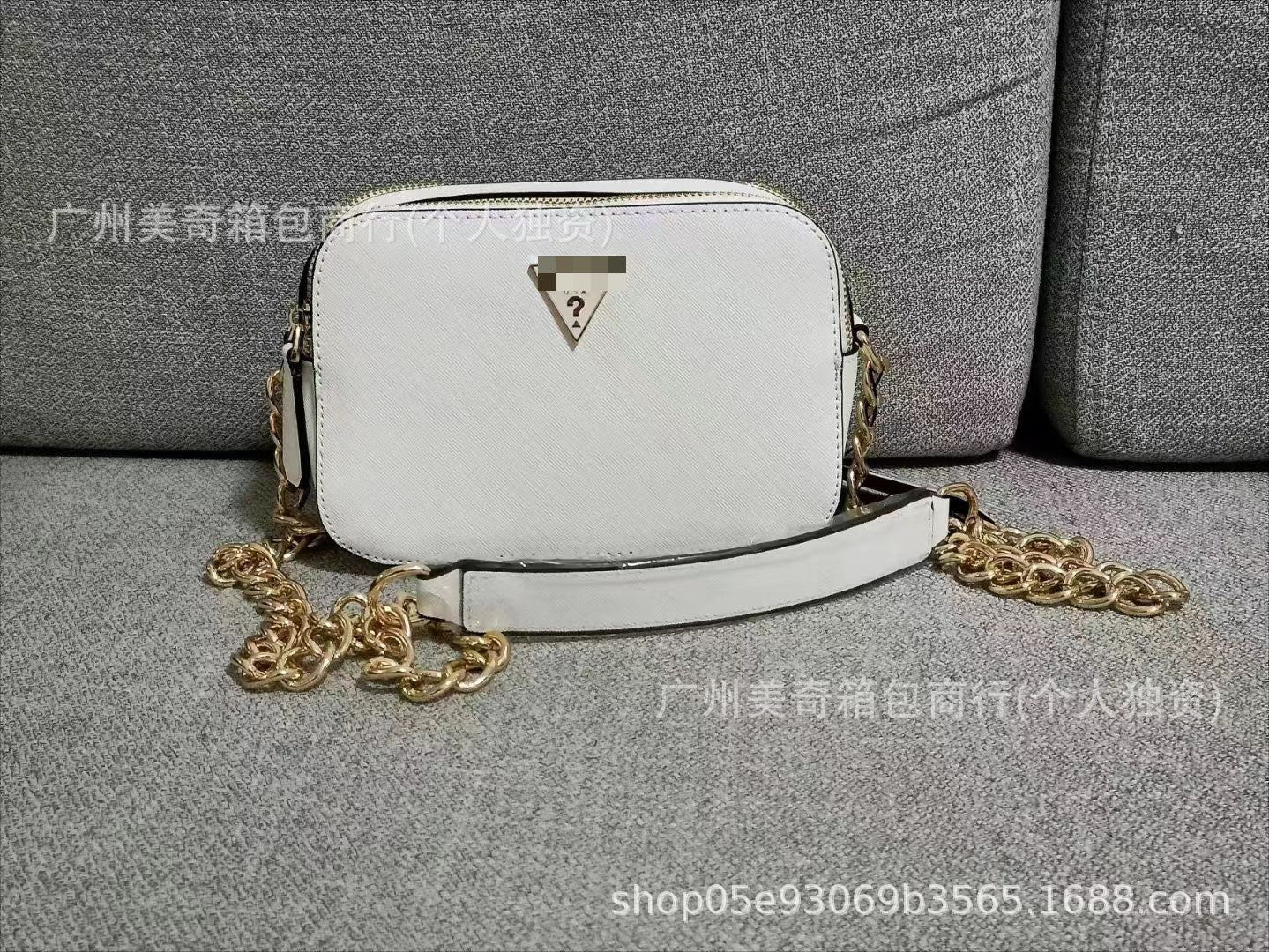 Bolso Bandolera Triángulo Logo Cadena Mujer | Premium
