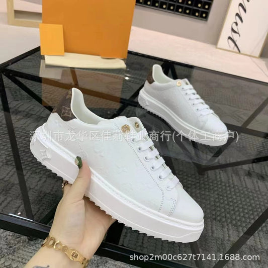 Nuevos zapatos blancos deportivos casuales versátiles 2025 Zapatos de tabla de pareja, charms estampados, suela de plataforma tridimensional en relieve colorido y femenino
