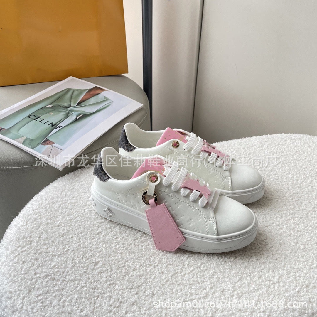 Nuevos zapatos blancos deportivos casuales versátiles 2025 Zapatos de tabla de pareja, charms estampados, suela de plataforma tridimensional en relieve colorido y femenino