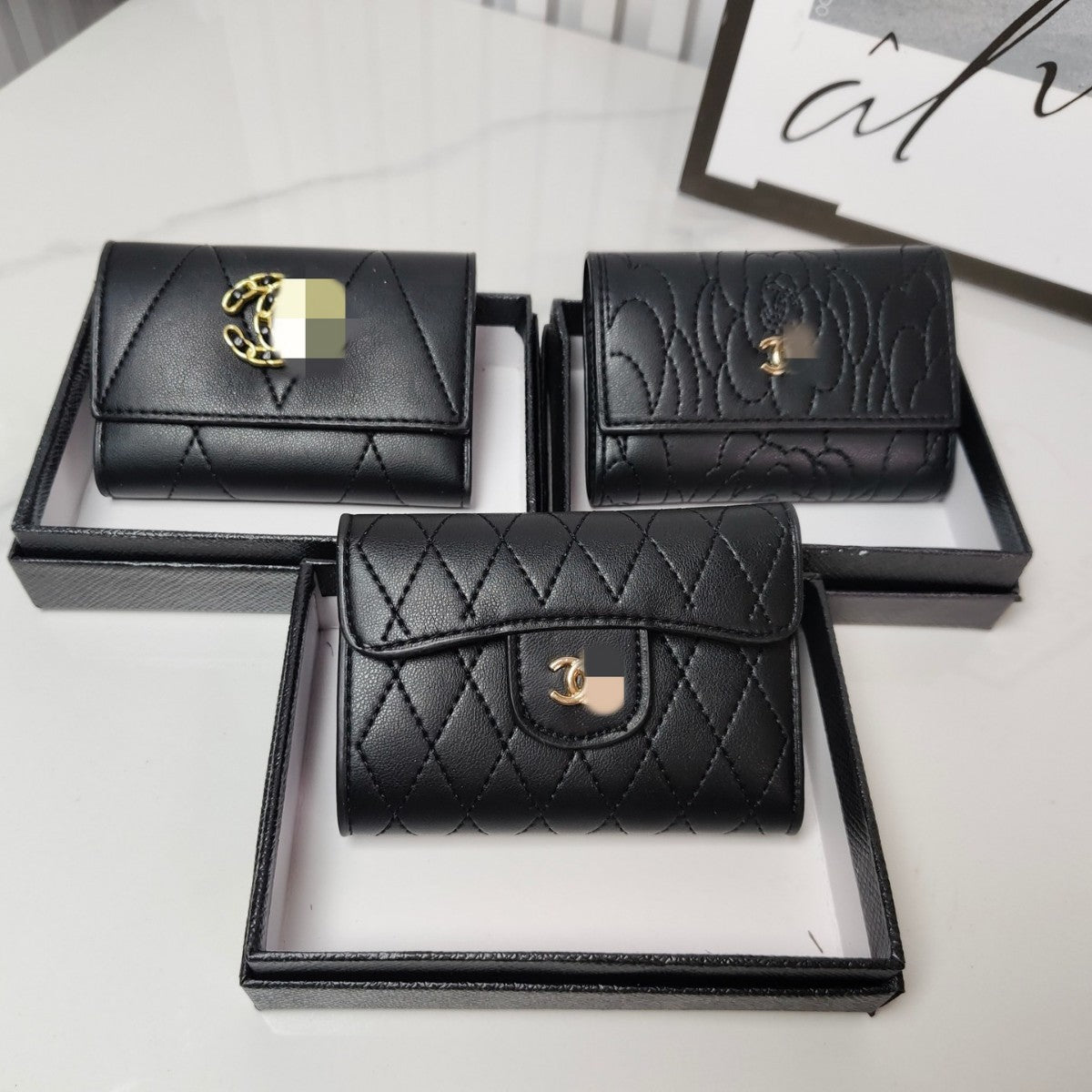 Pequeña fragancia con hilo de bordado, cartera de rejilla de diamantes, bolso de cartón plegable de trío y versatilidad de forma corta y multicard, bolso de cartas de varias tarjetas caviar