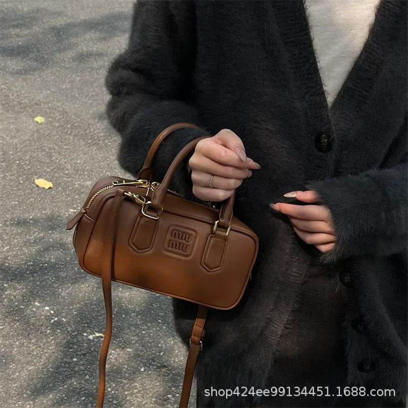 MIU Bowling Otoño/Invierno 2024 Nuevo Nicho Bolso de Gran Capacidad para Mujer Bolso Almohada Bolso Bandolera de un solo hombro Boston Mujer