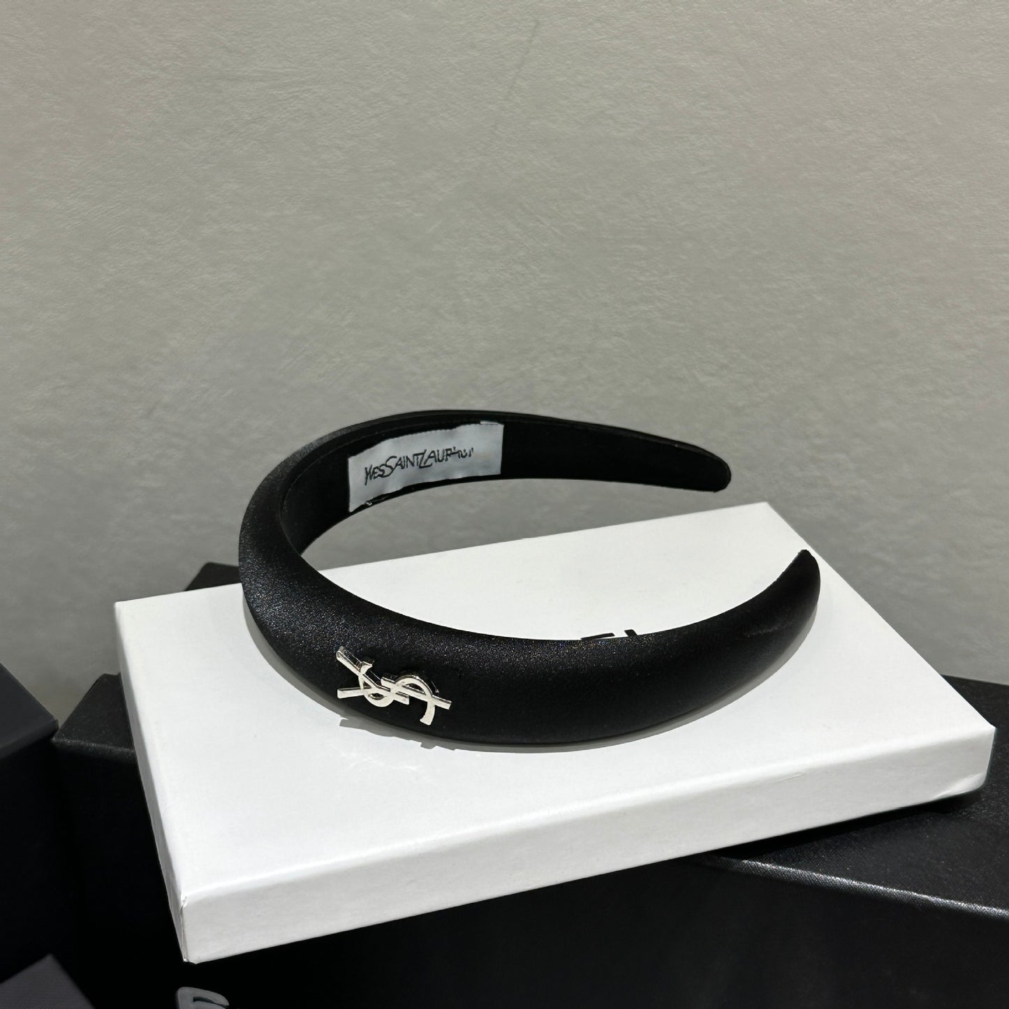 Diadema para mujer, tocado de alta gama de satén de borde ancho con corona alta, pinza, de moda para salir a lavarse la cara, accesorio para el pelo planchado, diadema nueva