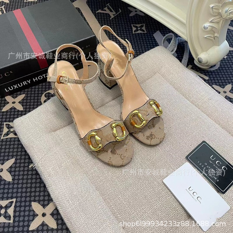 Nuevas sandalias versátiles de tacón grueso y de tacón G Brand Brand 2023, zapatillas negras de tacón alto planas y punta abierta