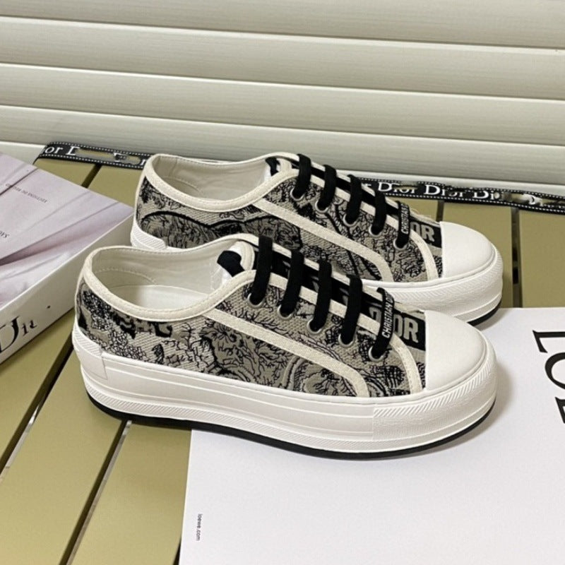 Comercio exterior 2026 Nuevos zapatos de mujer bordados de lona Suela gruesa Zapatos blancos versátiles que realzan Zapatos deportivos casuales de punta redonda