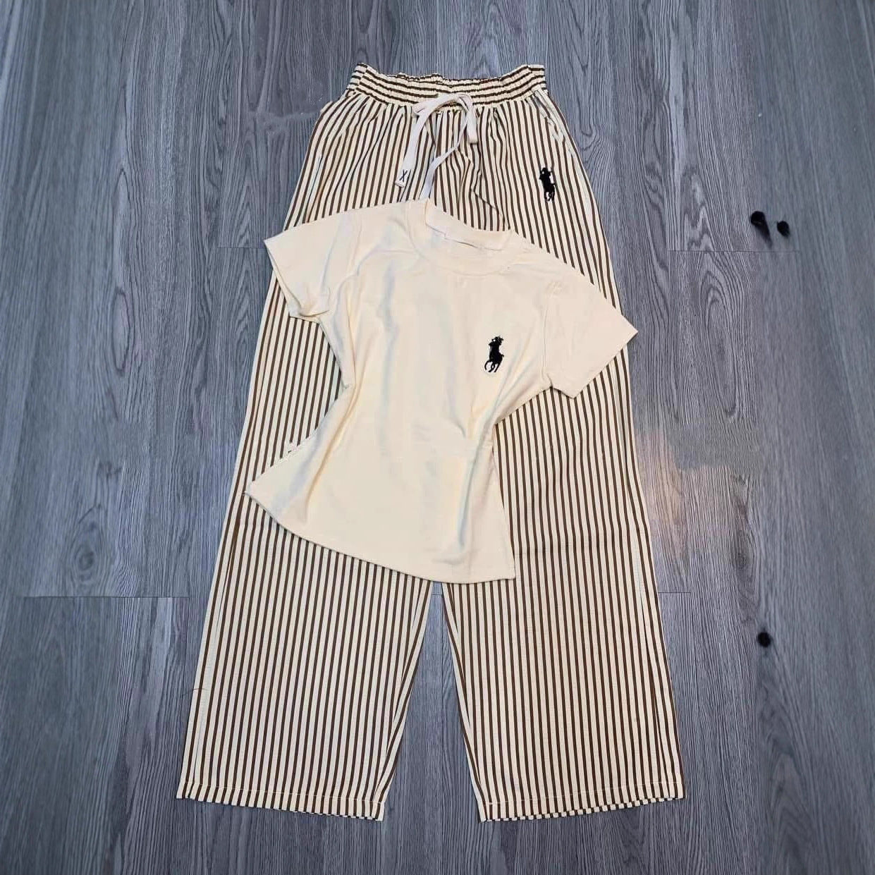 Conjunto de moda de comercio exterior, camiseta nueva de verano para mujer de manga corta bordada y suelta, pantalones anchos de rayas, conjunto informal de dos piezas, ins.