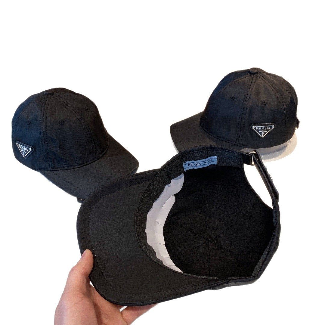 Cappellino da baseball con logo triangolo rovesciato e targhetta in metallo | Unisex