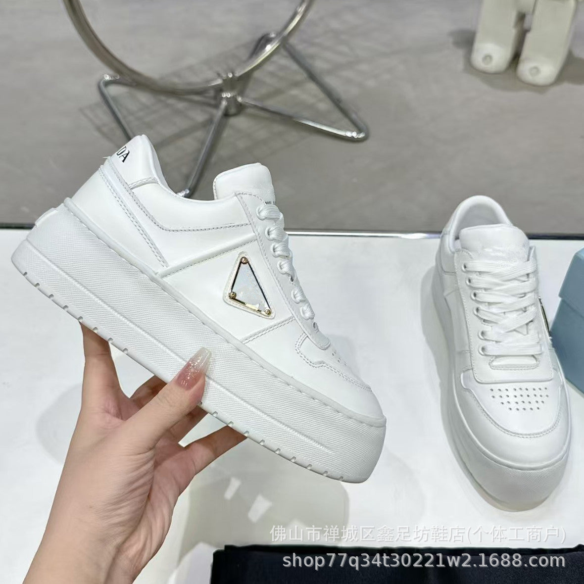 Zapatillas P Blancas Unisex 2026 | Plataforma Casual