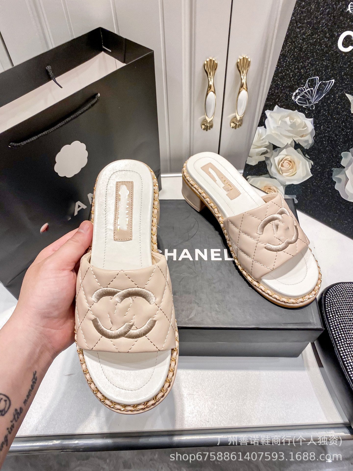 Chanclas de cadena de celosía de diamantes Xiaoxiangfeng, verano 2025 de nuevo estilo, con tacones gruesos y sandalias versátiles para dropship