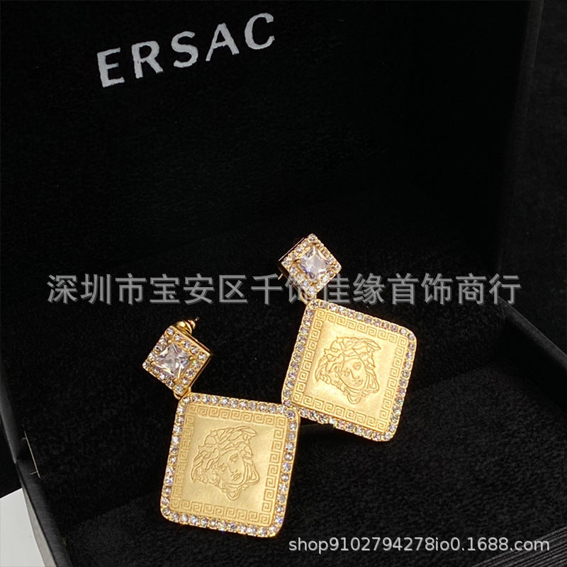 Colección de pendientes Man Family Medusa: pendientes de perla incrustados con diamantes, estilo personalizado extravagante, pendientes ligeros y lujosos