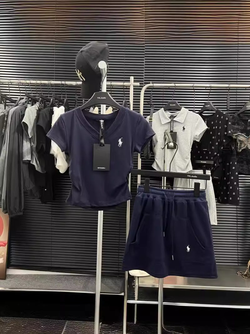 2026 Pony plisado plisado con escote en V y camiseta delgada + faldas versátiles de cintura alta elásticas para mujer