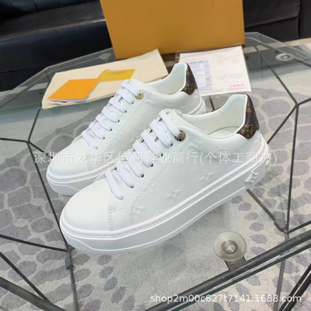 Nuevos zapatos blancos deportivos casuales versátiles 2025 Zapatos de tabla de pareja, charms estampados, suela de plataforma tridimensional en relieve colorido y femenino