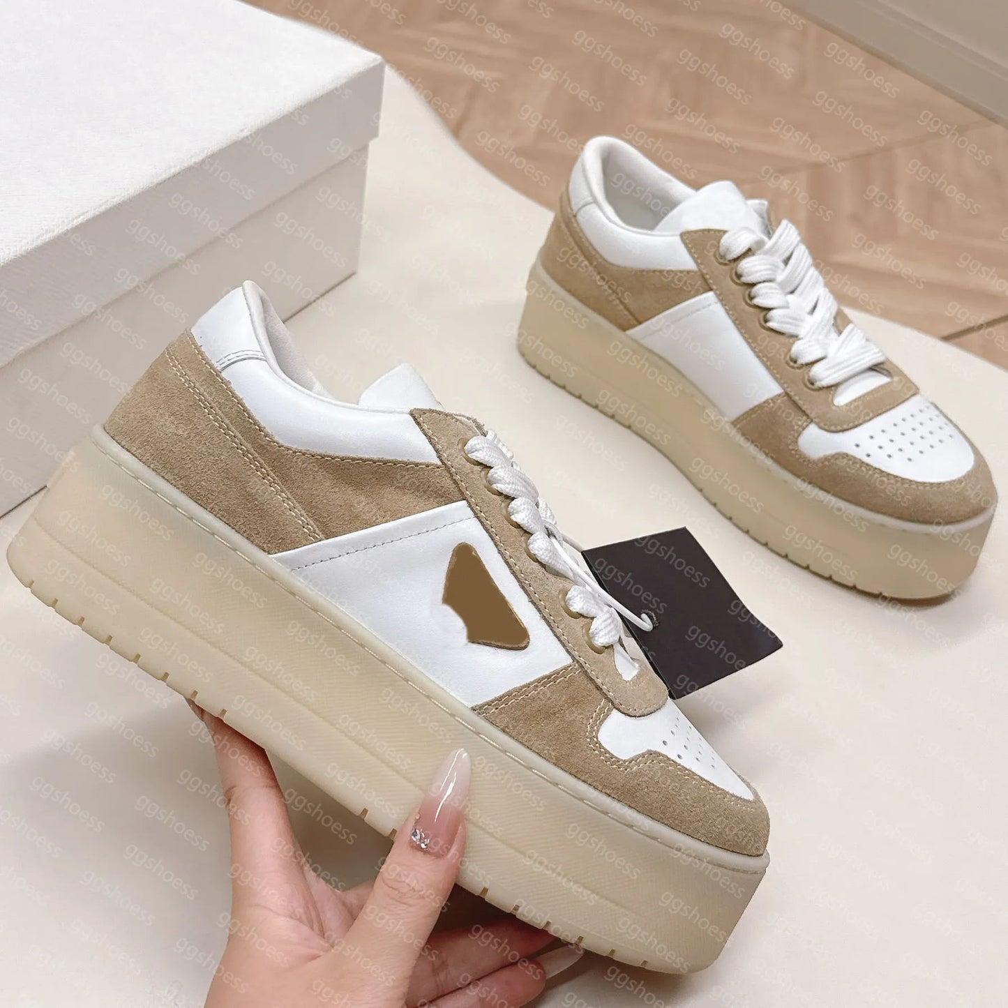 Spot primavera y otoño, nueva moda, zapatos polivalentes de suela gruesa y sucios, mujeres viejas con cordones grasos, ding estrella zapatos de pan
