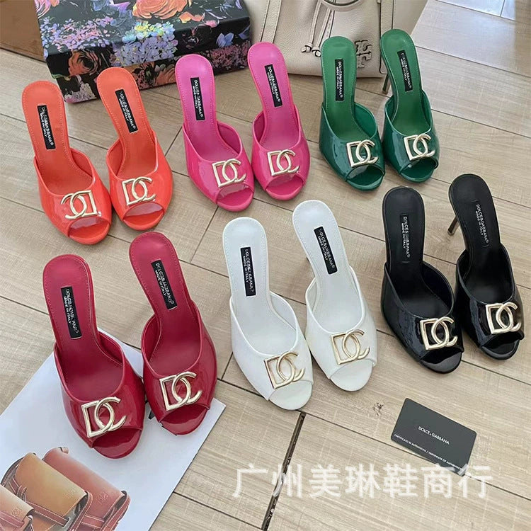 Zapatillas europeas y americanas DG con boca de pez para mujer, prendas metálicas de charol con botones, tacones altos de punta redonda de moda y sandalias rectas de verano