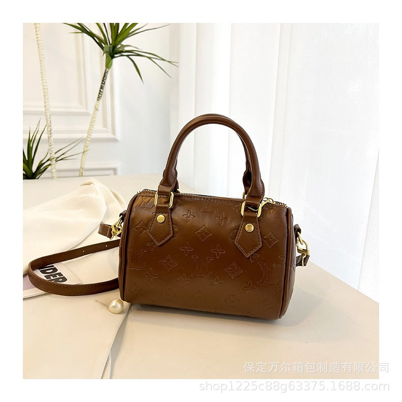 Bolso de almohada Boston con monograma en relieve con patrón de lichi para desplazamientos, bolso de mano portátil de gran capacidad, de un solo hombro y bandolera para mujer de un solo hombro