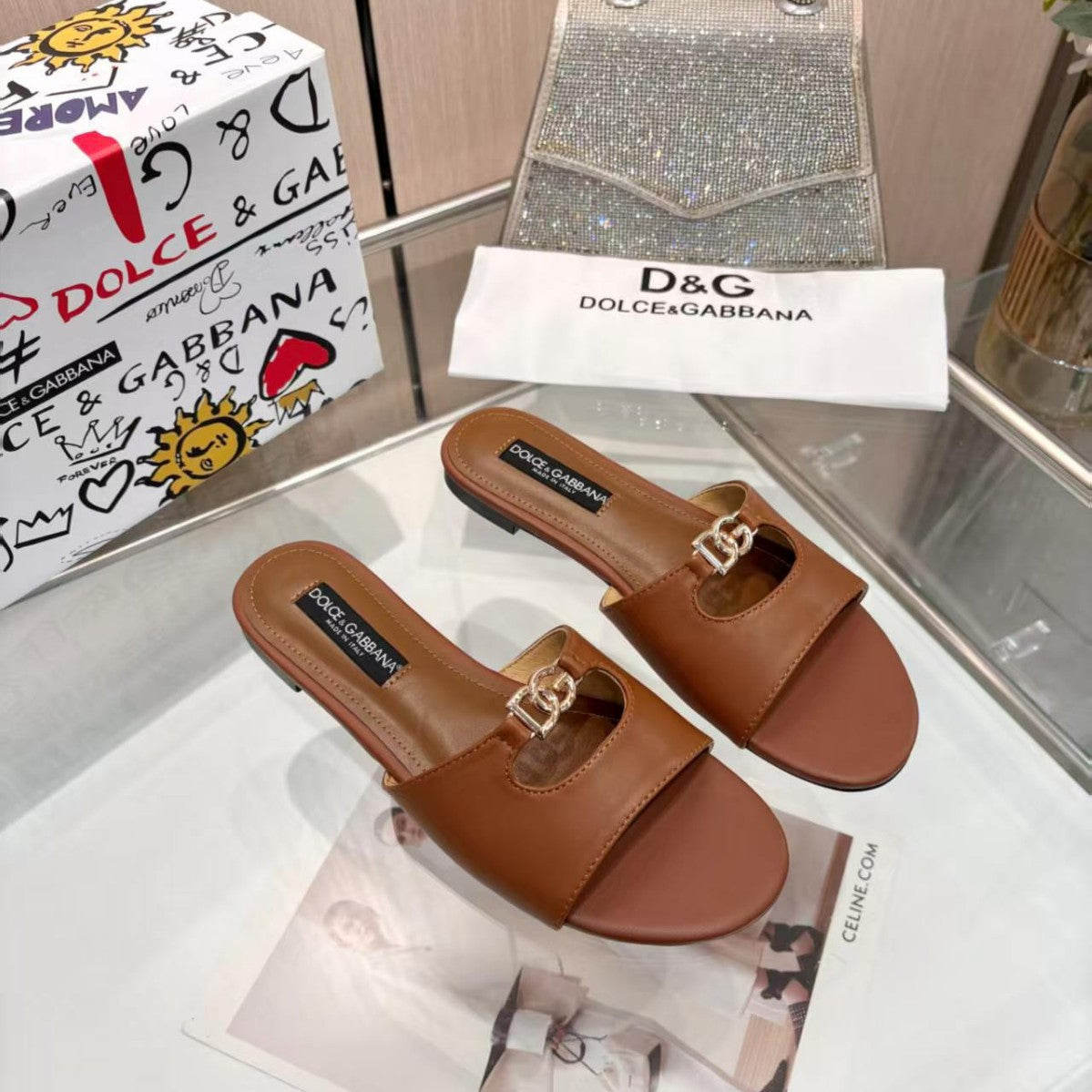 2026 Zapatillas planas de cuero para interiores y exteriores, Vietnam, Dubái, Nigeria, Envío de Cantón, Alta calidad uno a uno