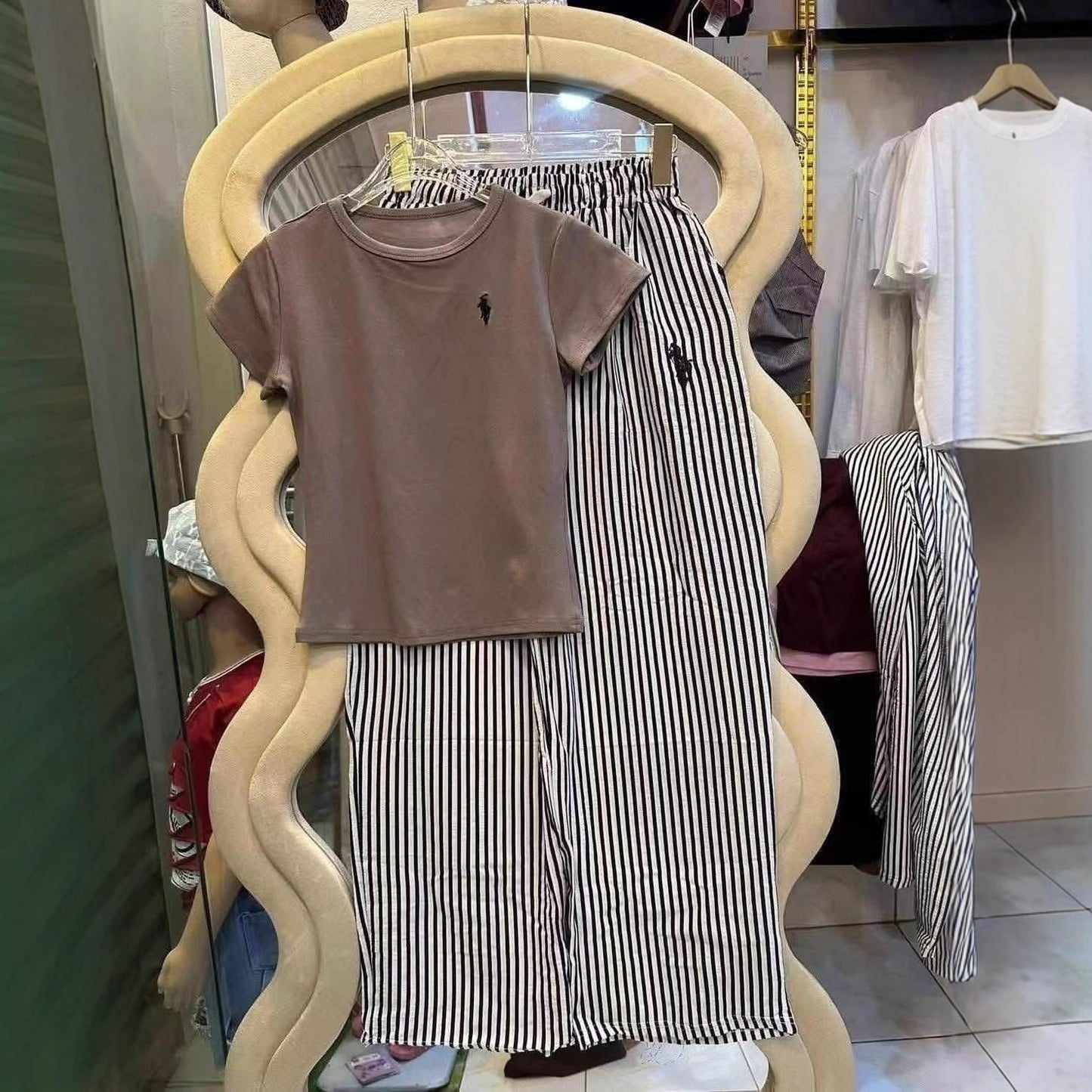 Camiseta de manga corta bordada para ponis de verano de moda para mujeres, pantalones de rayas anchas y conjunto informal de dos piezas para hombres y mujeres