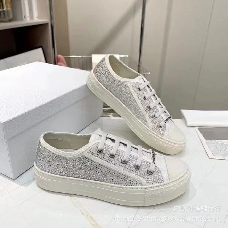 Comercio exterior 2026 Nuevos zapatos de mujer bordados de lona Suela gruesa Zapatos blancos versátiles que realzan Zapatos deportivos casuales de punta redonda