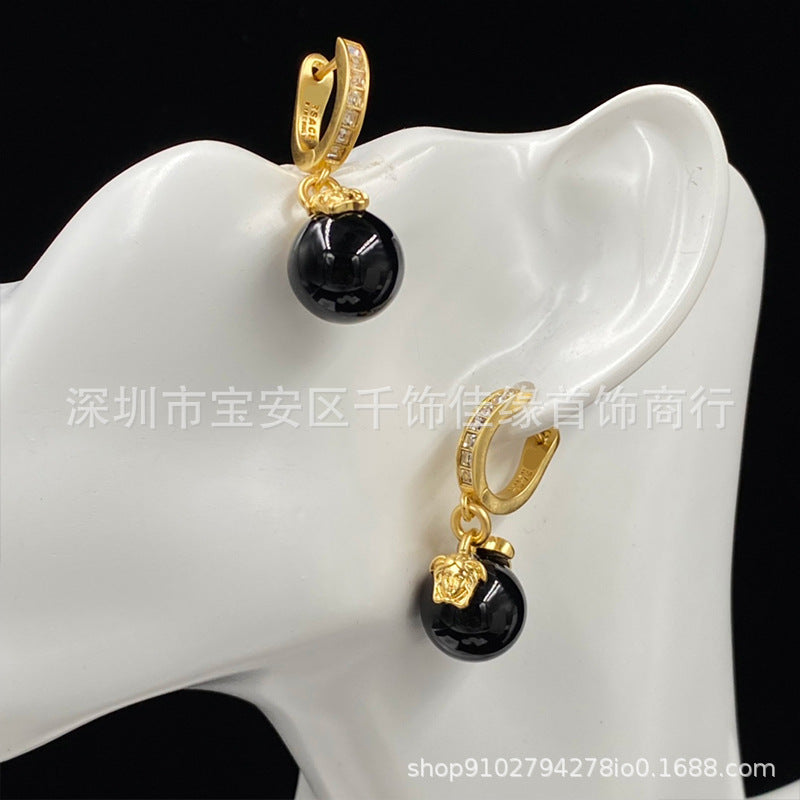 Colección de pendientes Man Family Medusa: pendientes de perla incrustados con diamantes, estilo personalizado extravagante, pendientes ligeros y lujosos