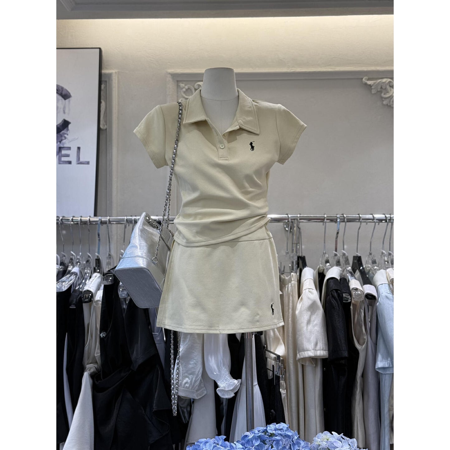 Conjunto deportivo casual para chicas atractivas, camiseta de manga corta de cuello alto para chicas chicas de verano nueva coreana con cuello de poco, conjunto de falda de dos piezas