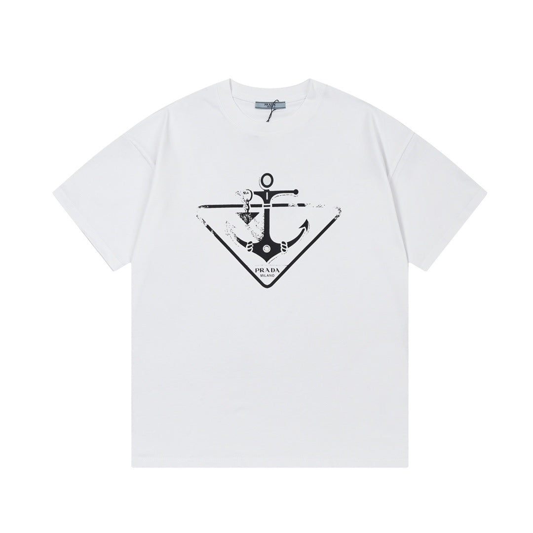 Versión de lujo de alta gama pra Pujia triángulo metálico LOGO, camiseta unisex de verano suelta y versátil con estampado y manga corta
