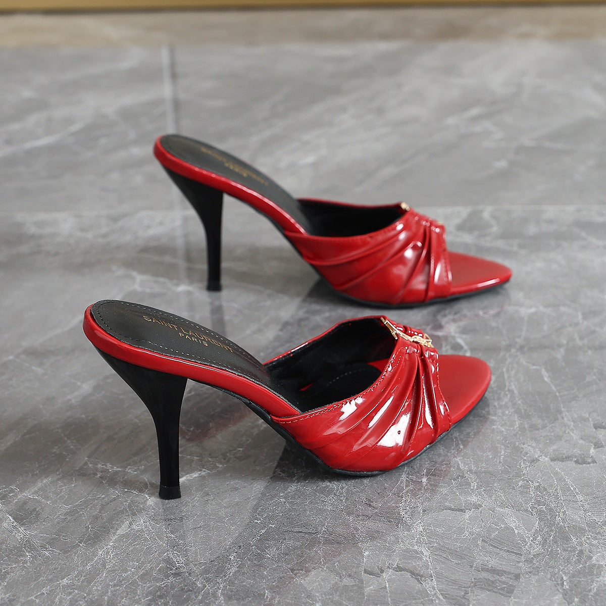 Sandalias de aguja sexy con hebilla metálica plisada y boca de pez 2026 nuevas zapatillas de tacón alto y punta descubierta para ropa exterior de mujer
