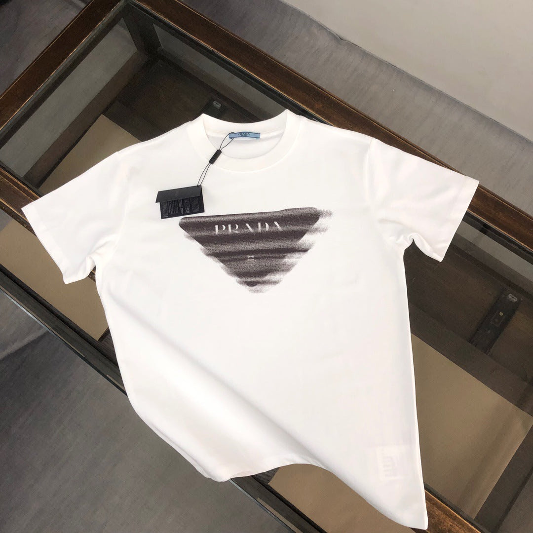 Versión de lujo de alta gama pra Pujia triángulo metálico LOGO, camiseta unisex de verano suelta y versátil con estampado y manga corta