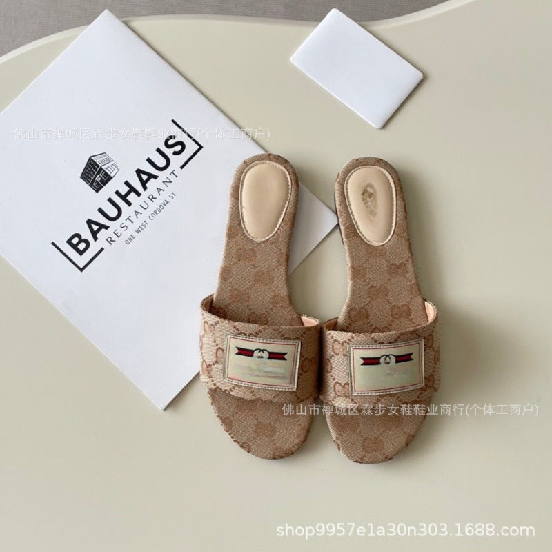 Nuevas chanclas de verano para mujer 2026 con letra de tela G-Family Ropa exterior de verano, zapatillas planas versátiles para mujeres cómodas para vacaciones en la playa