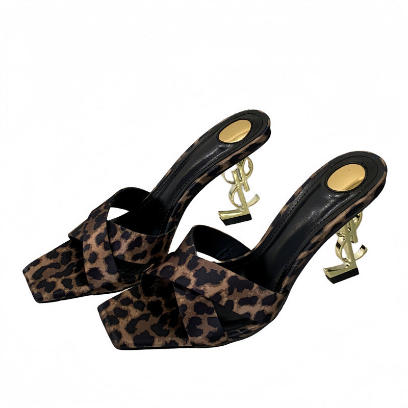 Sandalias cruzadas con estampado de leopardo Miting 2026 Francesa sencilla de punta cuadrada tacón irregular Tacones altos elegantes socialite