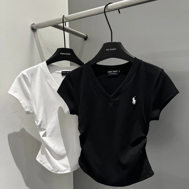 Nuevo conjunto de chicas atractivas de verano coreano 2025 de alto cuello en V con escote en V y ajustado a la cintura, camiseta corta para ajustarse y pantalones cortos de dos piezas para mujer
