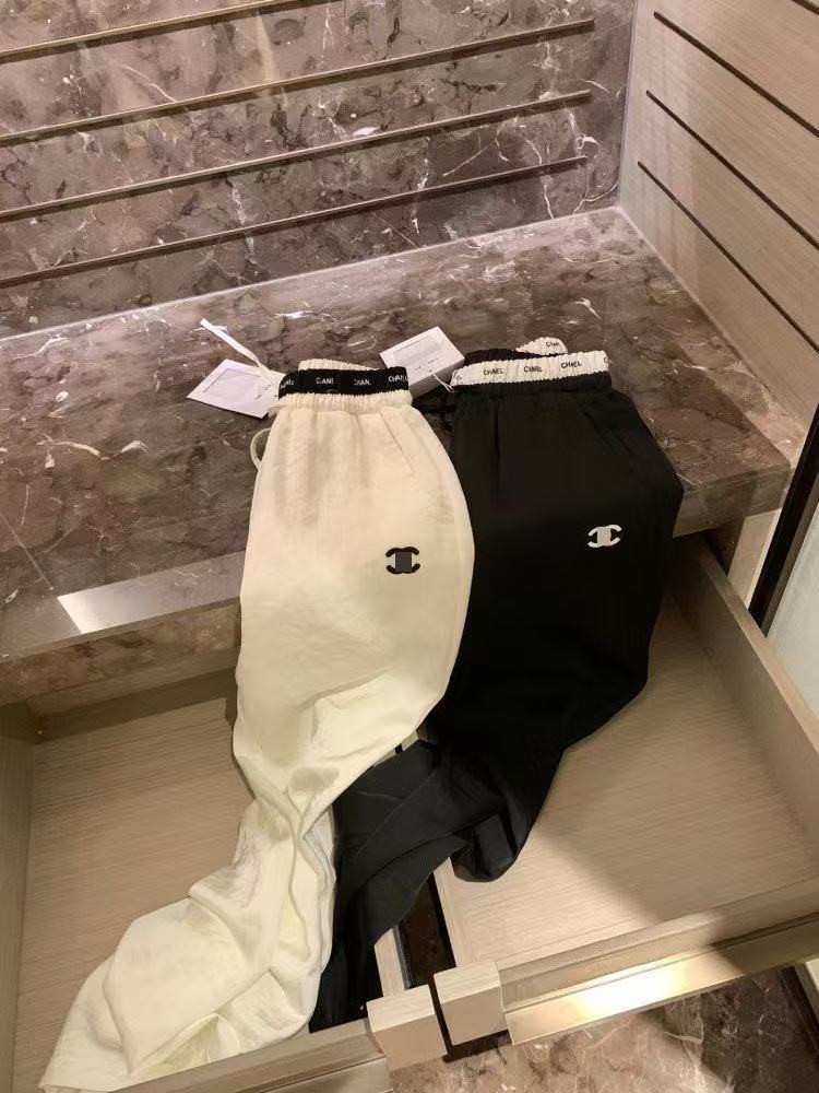 En stock~ Xiao Xiangjia 2026 doble C bordado en negro y blanco, ligero y transpirable, cinturilla elástica de caída y nuevos pantalones milagrosos versátiles de verano