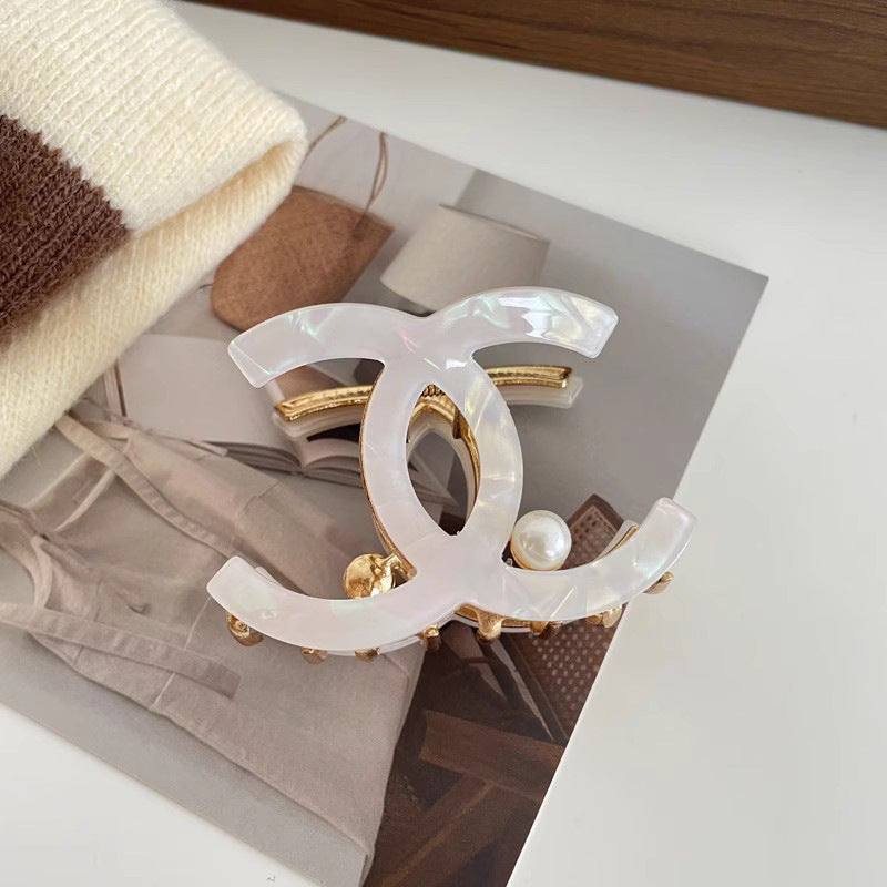 Nuevo Chanel, estilo Chanel, pinza de perla mediana de perla de media garra, clip de tiburón de alta gama para accesorio de cabello de la parte trasera de la cabeza de mujer, accesorio de nicho para el cabello