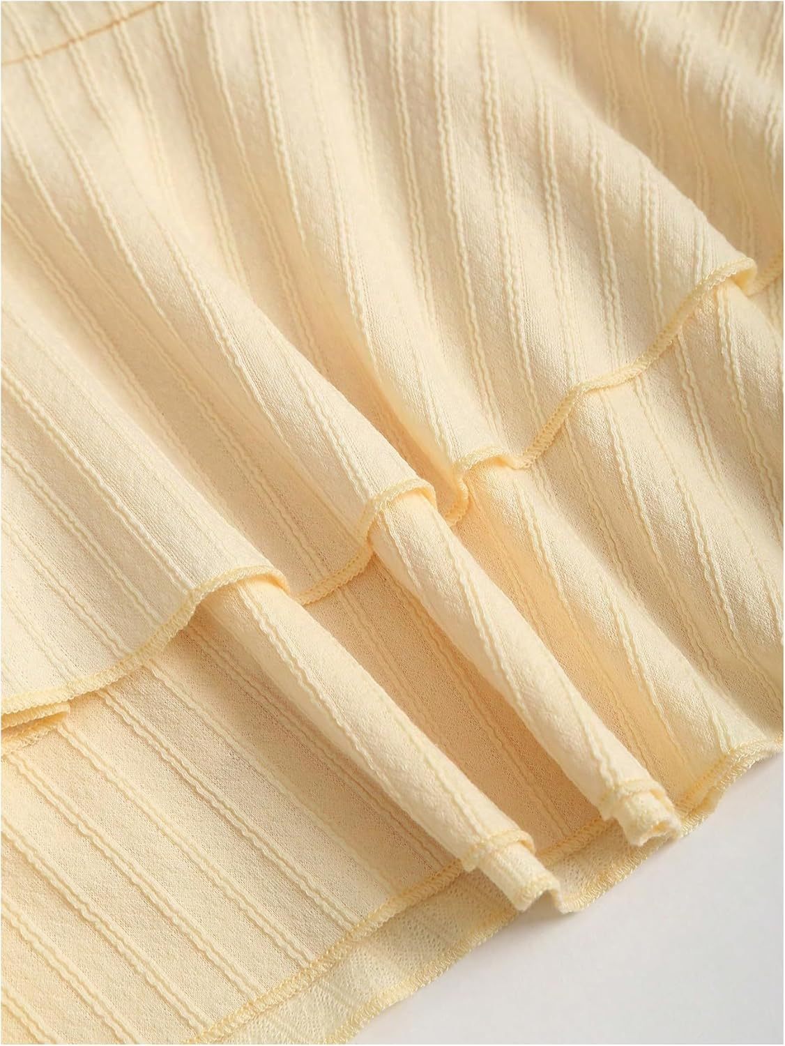 Elegante tela texturizada para mujer con tirantes halter, busto plisado y adornos metálicos en vestidos mini