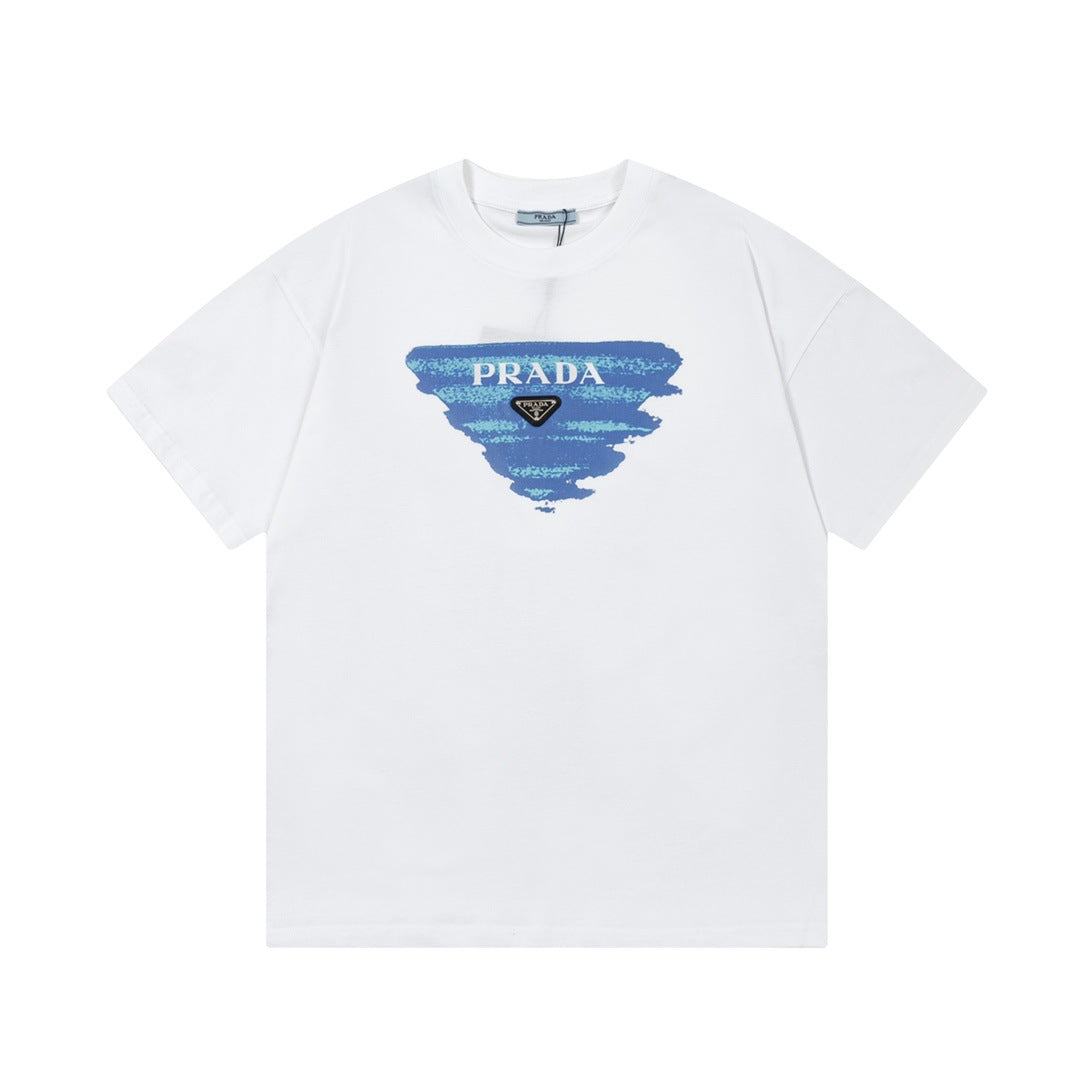Versión de lujo de alta gama pra Pujia triángulo metálico LOGO, camiseta unisex de verano suelta y versátil con estampado y manga corta