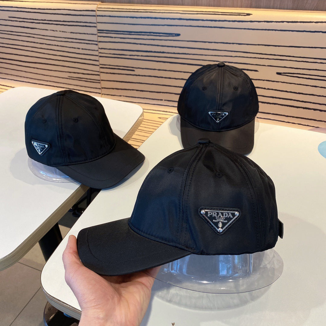 Cappellino da baseball con logo triangolo rovesciato e targhetta in metallo | Unisex