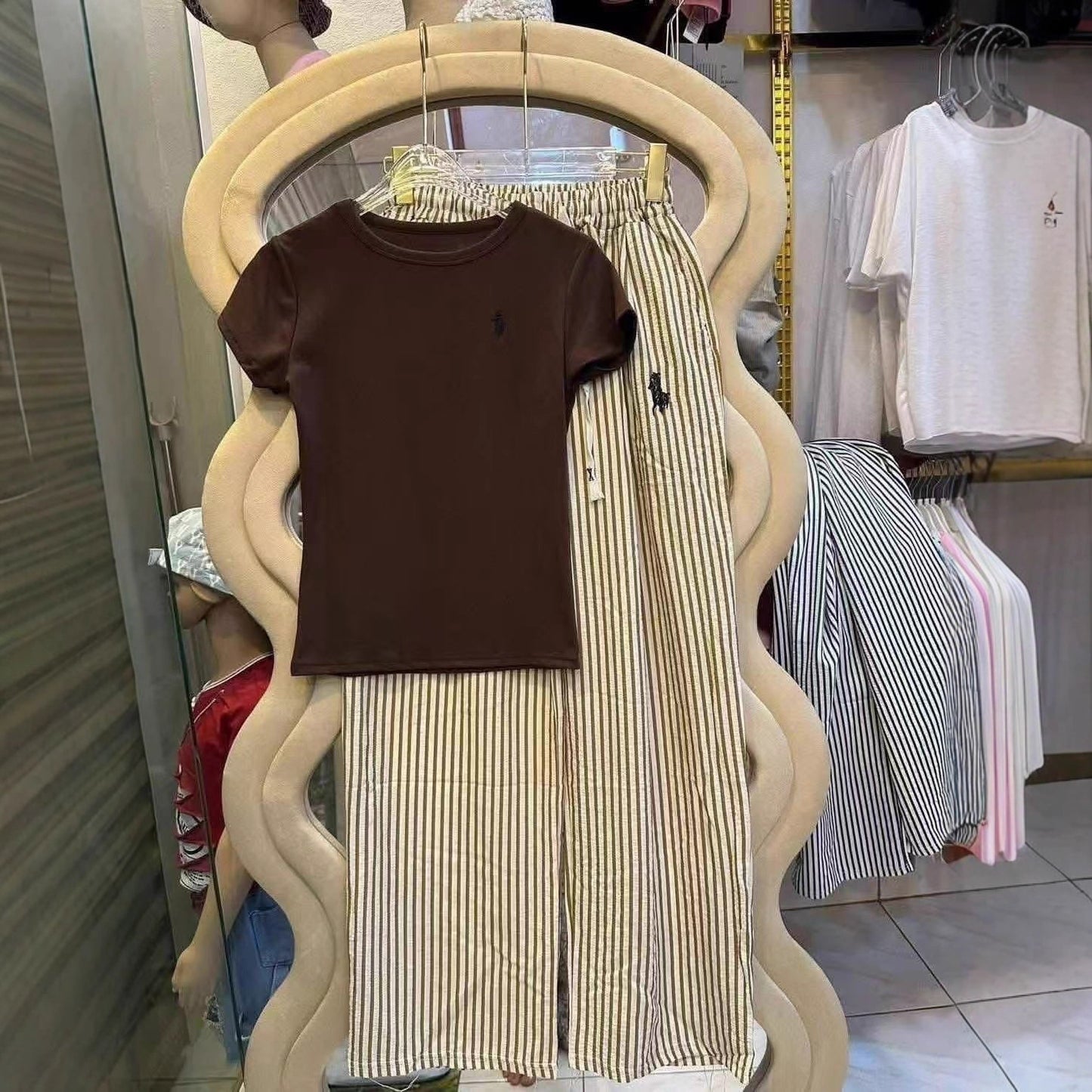 Camiseta de manga corta bordada para ponis de verano de moda para mujeres, pantalones de rayas anchas y conjunto informal de dos piezas para hombres y mujeres