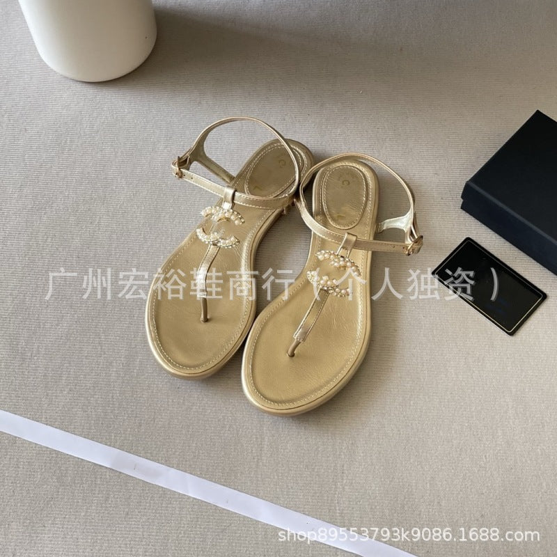 Chanel 2026 Sandalias planas versátiles para mujer, verano nuevo de verano con un solo tirante sencillo estilo hada elegante con clip elegante para dedos al por mayor