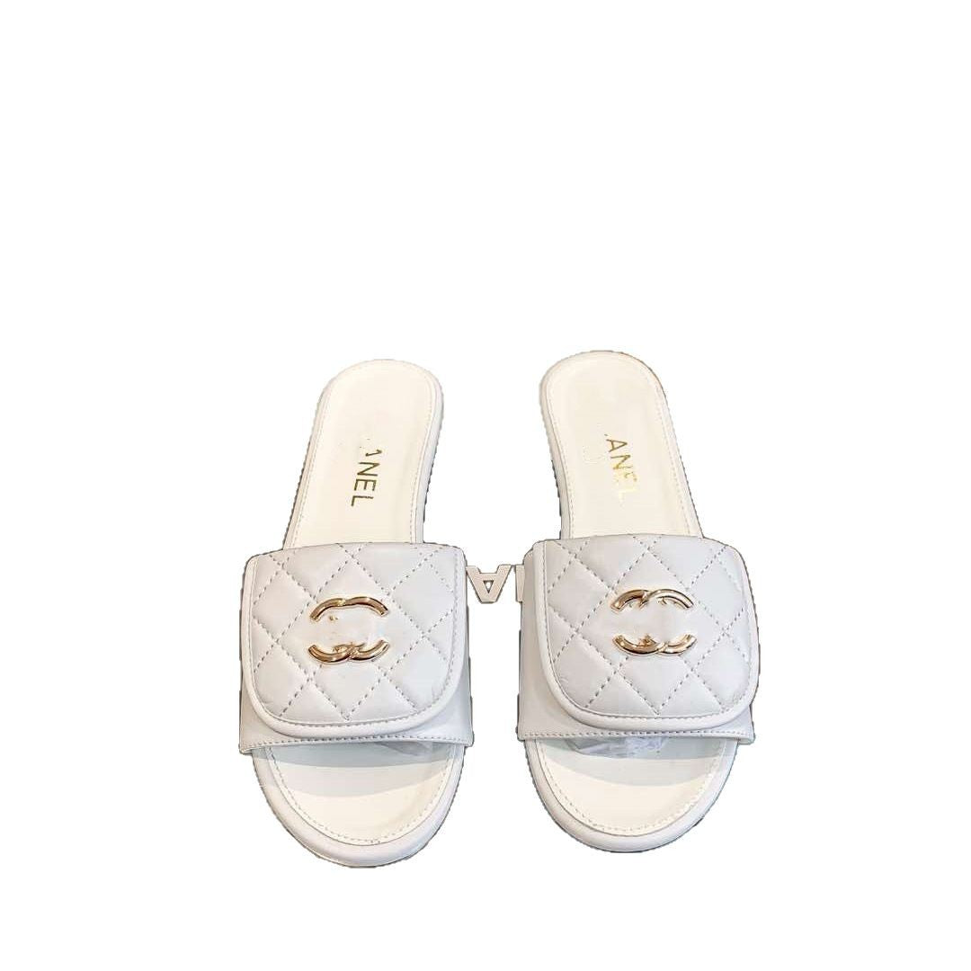 25. Nuevas zapatillas planas de hebilla metálica de la mochila escolar Xiaoxiang Feng Lingge para que las mujeres lleven sandalias de playa informales en verano