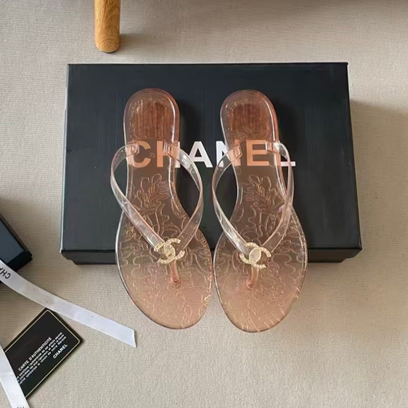 Verano 2026 Nuevas chanclas de punta metálica con hebilla metálica con pedrería para sandalias versátiles y casuales de resort para mujer