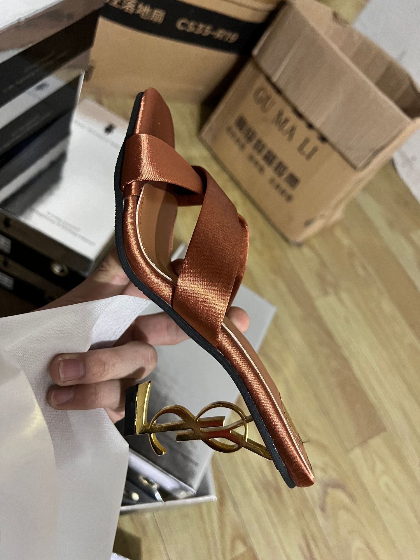 Sandalias de tacón alto de una tira en stock de fábrica para mujer, superventas de hebilla para comercio exterior, tacones altos a juego con letras de celebridades para mujer