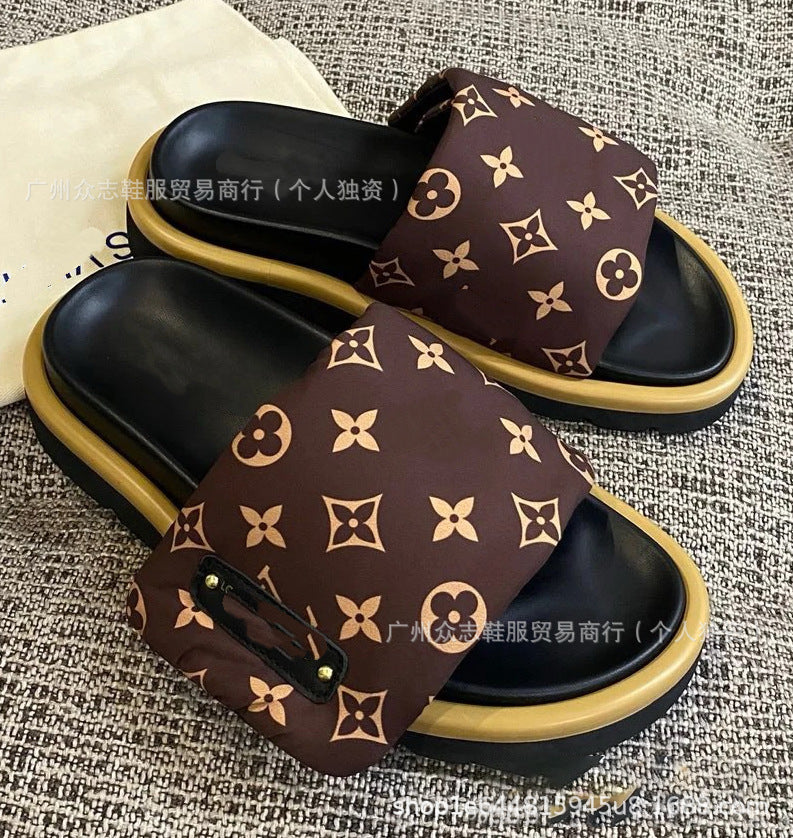 Comercio exterior Satén de Burro 2025 Verano Velcro Zapatillas de mujer Pastel mate para parejas Antideslizante Lote plano y de suela gruesa resistente al desgaste