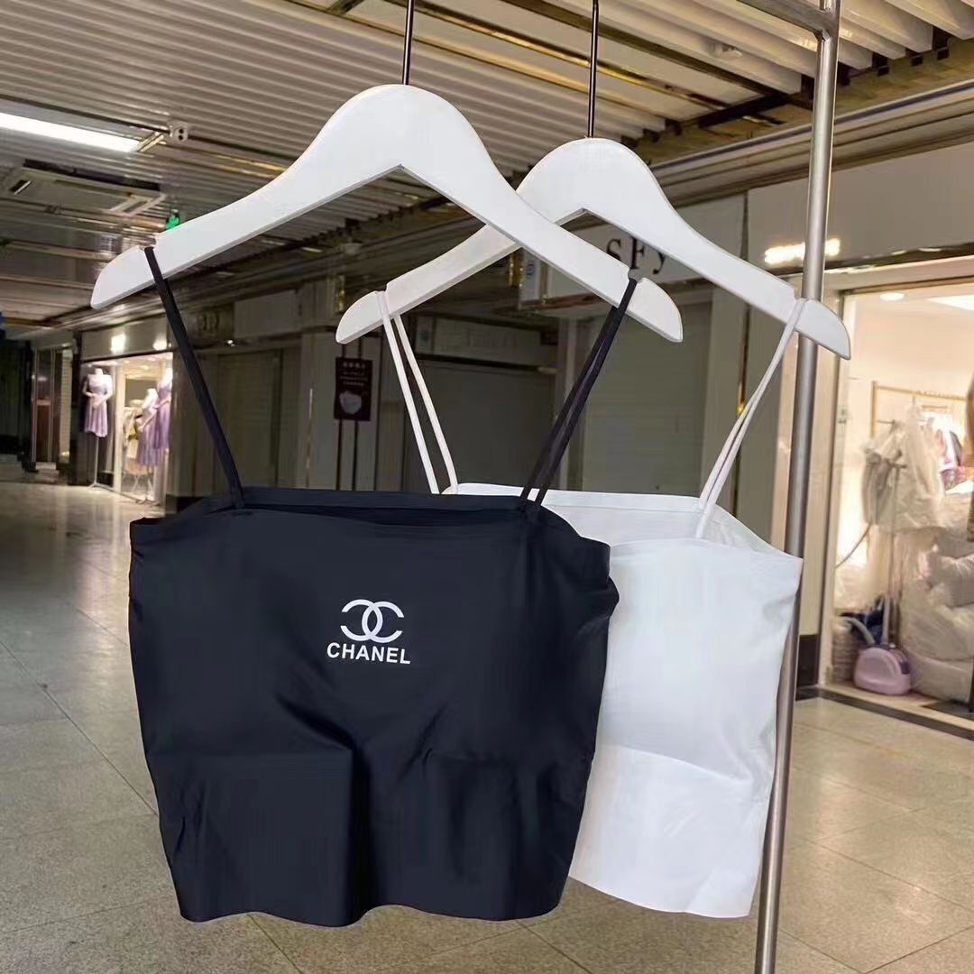 La nueva camiseta de tendencia con camiseta de mujer con almohadillas para sujetadores es atractiva para ropa exterior, con un corte ajustado, superpuesta con seda hiela para una espalda versátil y hermosa