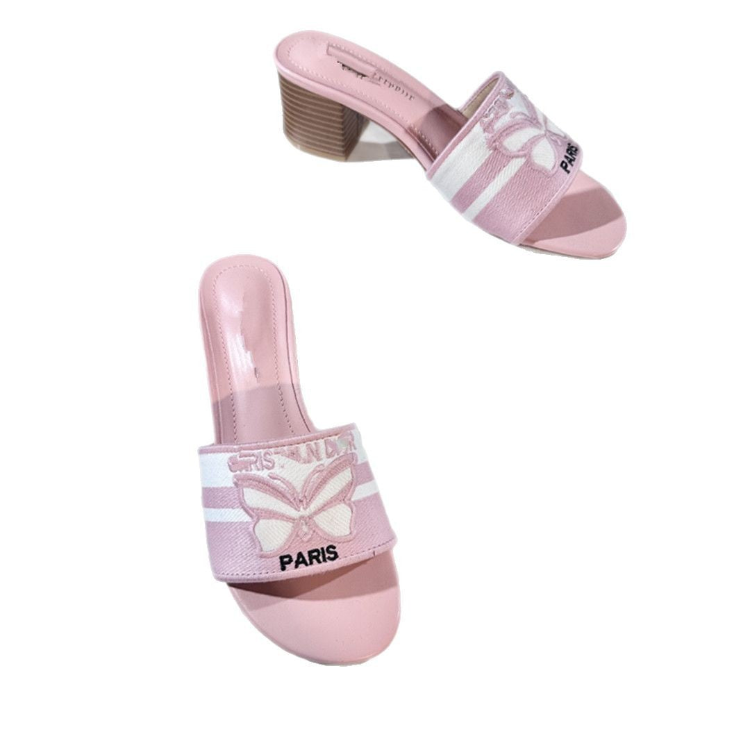 Nuevas chanclas de tacón grueso para el verano 2025, zapatos de playa casuales de exterior con mariposa bordados y versátiles
